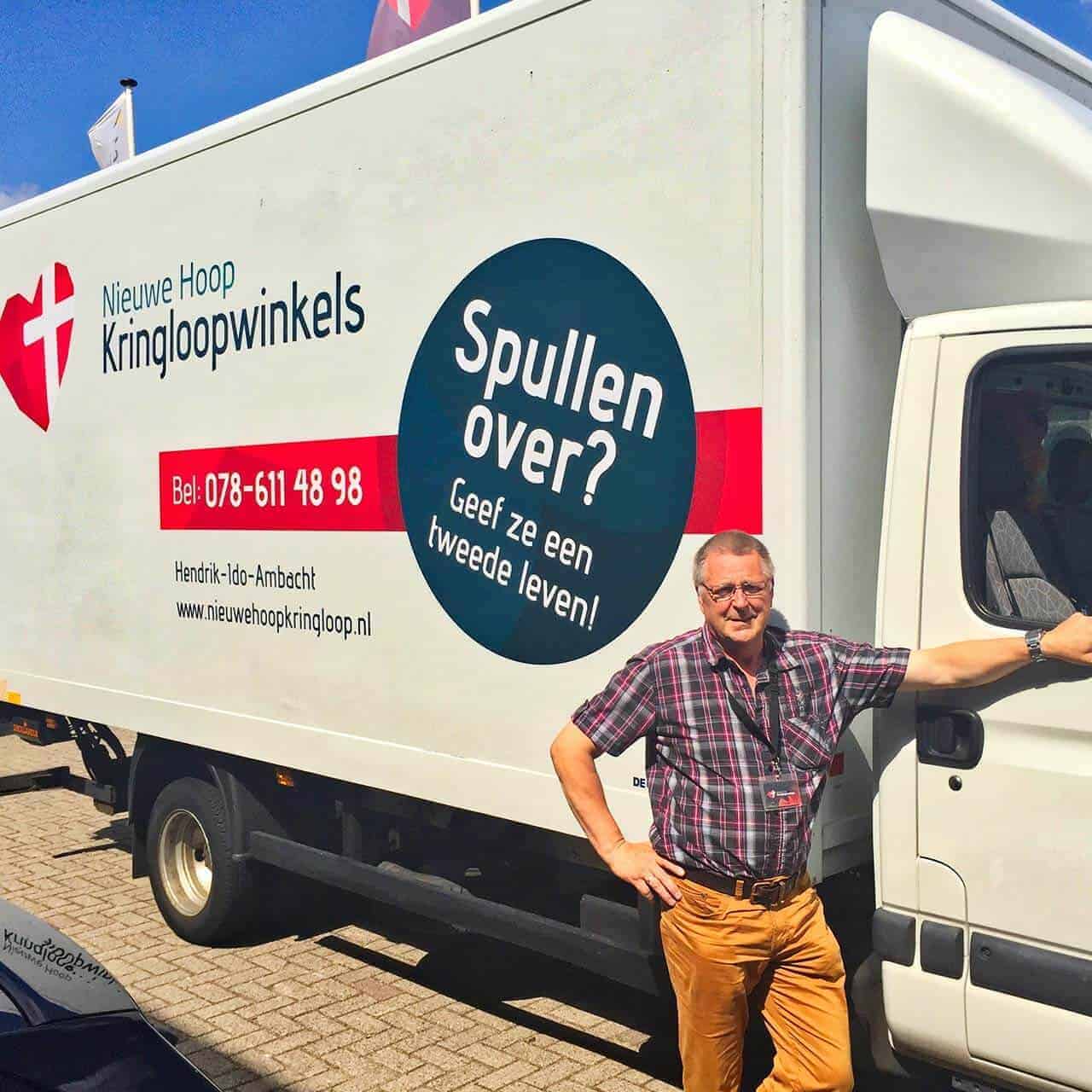 Vrachtwagen van Nieuwe Hoop met vrijwilliger